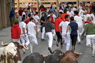 Tafalla finaliza sus fiestas con en último encierro de toros, la despedida de los gigantes, cantos por las calles y un correfoc focarrada