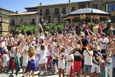 Tafalla finaliza sus fiestas con en último encierro de toros, la despedida de los gigantes, cantos por las calles y un correfoc focarrada
