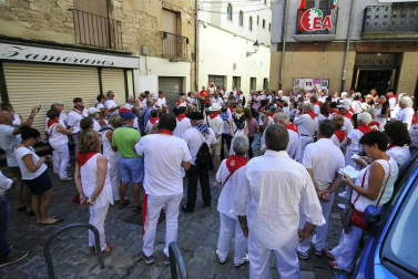 Tafalla finaliza sus fiestas con en último encierro de toros, la despedida de los gigantes, cantos por las calles y un correfoc focarrada