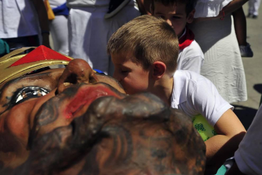 Tafalla finaliza sus fiestas con en último encierro de toros, la despedida de los gigantes, cantos por las calles y un correfoc focarrada