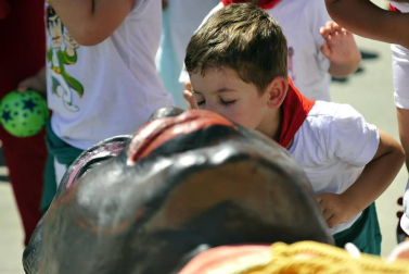 Tafalla finaliza sus fiestas con en último encierro de toros, la despedida de los gigantes, cantos por las calles y un correfoc focarrada