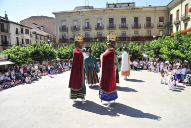 Tafalla finaliza sus fiestas con en último encierro de toros, la despedida de los gigantes, cantos por las calles y un correfoc focarrada