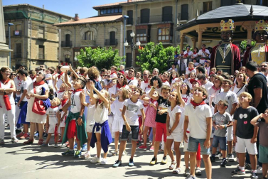 Tafalla finaliza sus fiestas con en último encierro de toros, la despedida de los gigantes, cantos por las calles y un correfoc focarrada