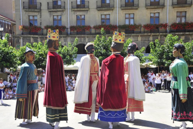 Tafalla finaliza sus fiestas con en último encierro de toros, la despedida de los gigantes, cantos por las calles y un correfoc focarrada