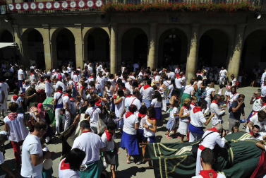 Tafalla finaliza sus fiestas con en último encierro de toros, la despedida de los gigantes, cantos por las calles y un correfoc focarrada