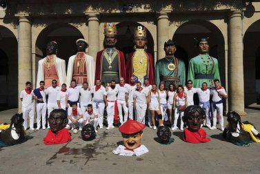 Tafalla finaliza sus fiestas con en último encierro de toros, la despedida de los gigantes, cantos por las calles y un correfoc focarrada