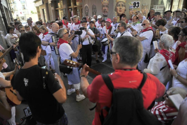 Tafalla finaliza sus fiestas con en último encierro de toros, la despedida de los gigantes, cantos por las calles y un correfoc focarrada