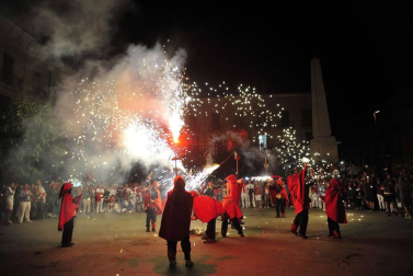 Tafalla finaliza sus fiestas con en último encierro de toros, la despedida de los gigantes, cantos por las calles y un correfoc focarrada