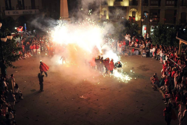 Tafalla finaliza sus fiestas con en último encierro de toros, la despedida de los gigantes, cantos por las calles y un correfoc focarrada