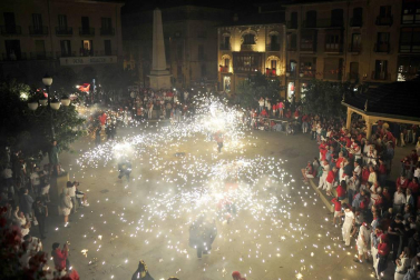 Tafalla finaliza sus fiestas con en último encierro de toros, la despedida de los gigantes, cantos por las calles y un correfoc focarrada