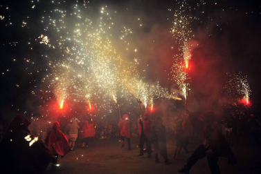 Tafalla finaliza sus fiestas con en último encierro de toros, la despedida de los gigantes, cantos por las calles y un correfoc focarrada