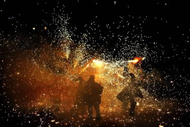 Tafalla finaliza sus fiestas con en último encierro de toros, la despedida de los gigantes, cantos por las calles y un correfoc focarrada