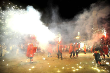 Tafalla finaliza sus fiestas con en último encierro de toros, la despedida de los gigantes, cantos por las calles y un correfoc focarrada