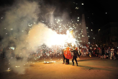 Tafalla finaliza sus fiestas con en último encierro de toros, la despedida de los gigantes, cantos por las calles y un correfoc focarrada
