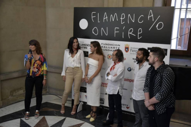Amaia deja muda con su cante a una plaza del Ayuntamiento abarrotada