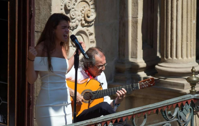Amaia deja muda con su cante a una plaza del Ayuntamiento abarrotada