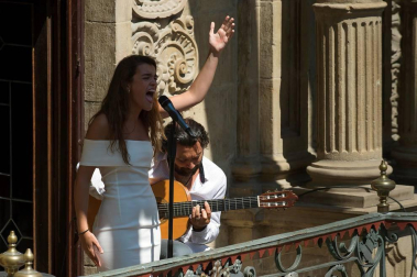 Amaia deja muda con su cante a una plaza del Ayuntamiento abarrotada