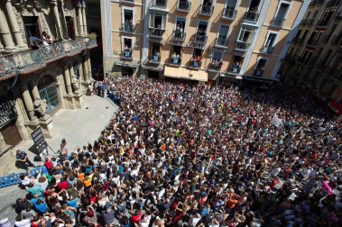Amaia deja muda con su cante a una plaza del Ayuntamiento abarrotada