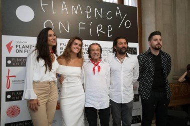 Amaia deja muda con su cante a una plaza del Ayuntamiento abarrotada