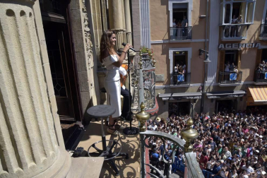 Amaia deja muda con su cante a una plaza del Ayuntamiento abarrotada