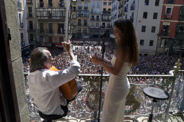 Amaia deja muda con su cante a una plaza del Ayuntamiento abarrotada