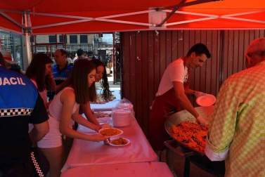 Despedida de los gigantes y paellada en el último día de las fiestas de Murchante