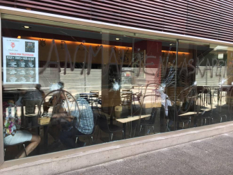 La sede del Club Taurino de Pamplona ha aparecido este jueves por la mañana con varios cristales rotos y pintadas en el exterior del local