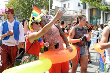 Los jóvenes de Noáin han desfilado con sus disfraces por la calle Real y la plaza de los Fueros de fiestas de Noáin 2018, 23 de agosto.