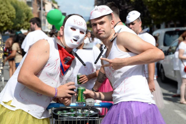 Los jóvenes de Noáin han desfilado con sus disfraces por la calle Real y la plaza de los Fueros de fiestas de Noáin 2018, 23 de agosto.