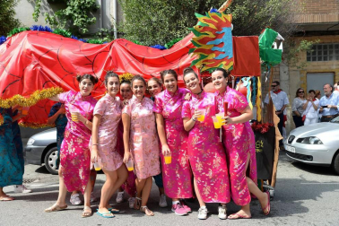 Los jóvenes de Noáin han desfilado con sus disfraces por la calle Real y la plaza de los Fueros de fiestas de Noáin 2018, 23 de agosto.