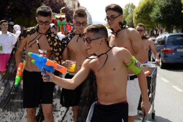 Los jóvenes de Noáin han desfilado con sus disfraces por la calle Real y la plaza de los Fueros de fiestas de Noáin 2018, 23 de agosto.