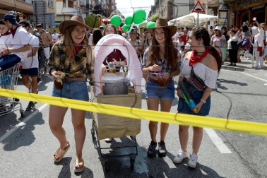 Los jóvenes de Noáin han desfilado con sus disfraces por la calle Real y la plaza de los Fueros de fiestas de Noáin 2018, 23 de agosto.