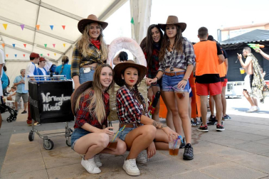 Los jóvenes de Noáin han desfilado con sus disfraces por la calle Real y la plaza de los Fueros de fiestas de Noáin 2018, 23 de agosto.