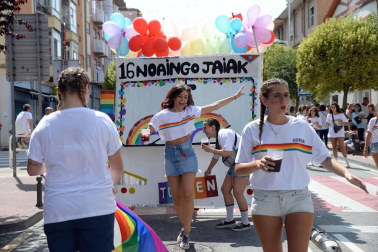 Los jóvenes de Noáin han desfilado con sus disfraces por la calle Real y la plaza de los Fueros de fiestas de Noáin 2018, 23 de agosto.