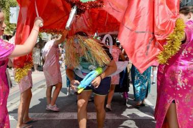 Los jóvenes de Noáin han desfilado con sus disfraces por la calle Real y la plaza de los Fueros de fiestas de Noáin 2018, 23 de agosto.