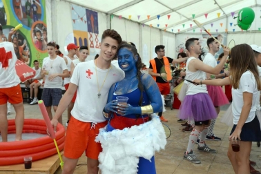 Los jóvenes de Noáin han desfilado con sus disfraces por la calle Real y la plaza de los Fueros de fiestas de Noáin 2018, 23 de agosto.