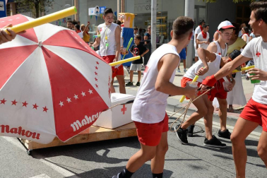Los jóvenes de Noáin han desfilado con sus disfraces por la calle Real y la plaza de los Fueros de fiestas de Noáin 2018, 23 de agosto.