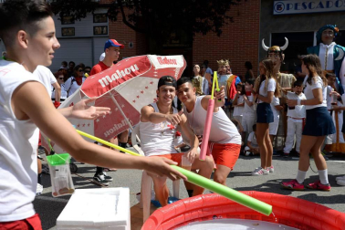 Los jóvenes de Noáin han desfilado con sus disfraces por la calle Real y la plaza de los Fueros de fiestas de Noáin 2018, 23 de agosto.
