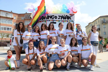 Los jóvenes de Noáin han desfilado con sus disfraces por la calle Real y la plaza de los Fueros de fiestas de Noáin 2018, 23 de agosto.