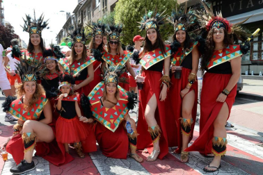 Los jóvenes de Noáin han desfilado con sus disfraces por la calle Real y la plaza de los Fueros de fiestas de Noáin 2018, 23 de agosto.