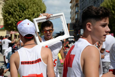 Los jóvenes de Noáin han desfilado con sus disfraces por la calle Real y la plaza de los Fueros de fiestas de Noáin 2018, 23 de agosto.