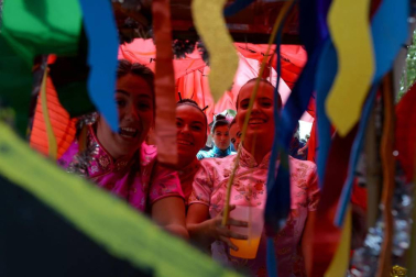 Los jóvenes de Noáin han desfilado con sus disfraces por la calle Real y la plaza de los Fueros de fiestas de Noáin 2018, 23 de agosto.