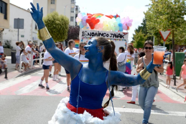 Los jóvenes de Noáin han desfilado con sus disfraces por la calle Real y la plaza de los Fueros de fiestas de Noáin 2018, 23 de agosto.