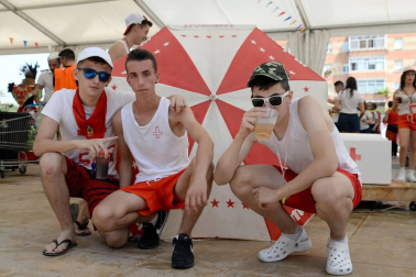 Los jóvenes de Noáin han desfilado con sus disfraces por la calle Real y la plaza de los Fueros de fiestas de Noáin 2018, 23 de agosto.