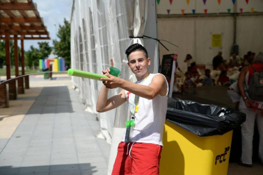 Los jóvenes de Noáin han desfilado con sus disfraces por la calle Real y la plaza de los Fueros de fiestas de Noáin 2018, 23 de agosto.