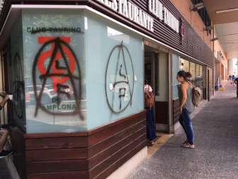 La sede del Club Taurino de Pamplona ha aparecido este jueves por la mañana con varios cristales rotos y pintadas en el exterior del local