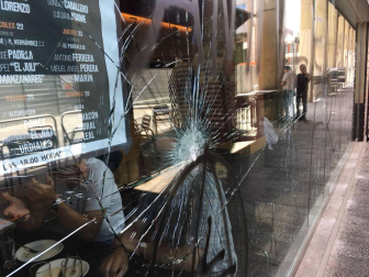 La sede del Club Taurino de Pamplona ha aparecido este jueves por la mañana con varios cristales rotos y pintadas en el exterior del local