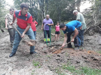 Fotos de la liberación de la vaca semienterrada en Urbasa