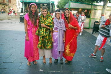 Los vecinos de Aibar han disfrutado de sus fiestas grandes del 15 y el 20 de agosto. Uno de los días más esperados fue el dedicado a las cuadrillas, cuya celebración coincidió con el ecuador de los festejos. Una jornada divertida en la que los disfraces fueron los grandes protagonistas, junto a las celebraciones gastronómicas.