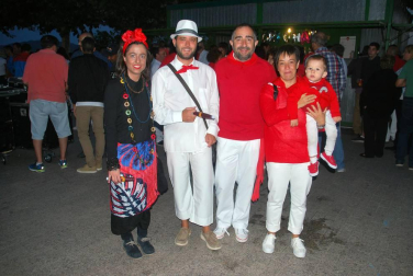 Los vecinos de Aibar han disfrutado de sus fiestas grandes del 15 y el 20 de agosto. Uno de los días más esperados fue el dedicado a las cuadrillas, cuya celebración coincidió con el ecuador de los festejos. Una jornada divertida en la que los disfraces fueron los grandes protagonistas, junto a las celebraciones gastronómicas.